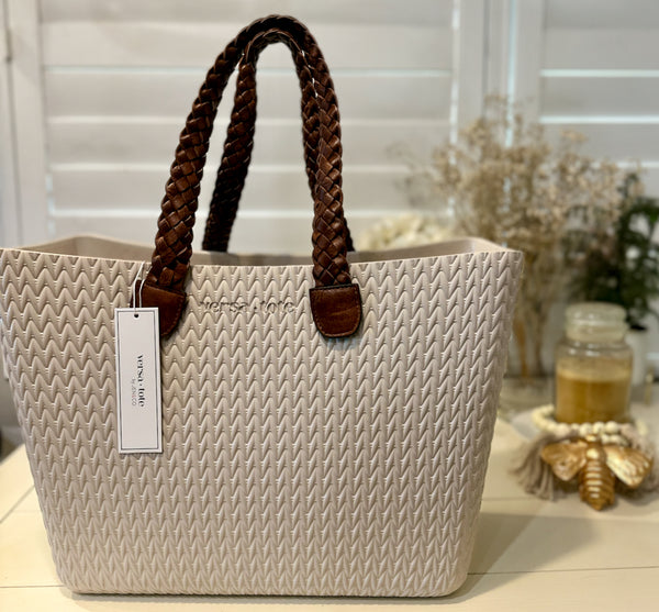 VERSA TOTE Textured Carrie